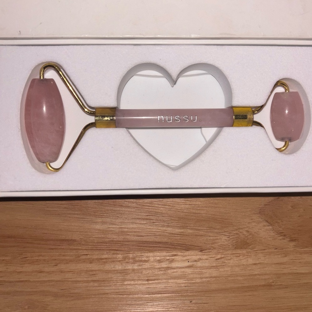 Nussu Rose Quartz Facial Roller - Soft Pink (NIB)